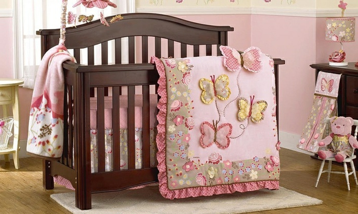 habitación de bebé niña marrón cuna de madera manta de color rosa manta decoración de mariposas coser