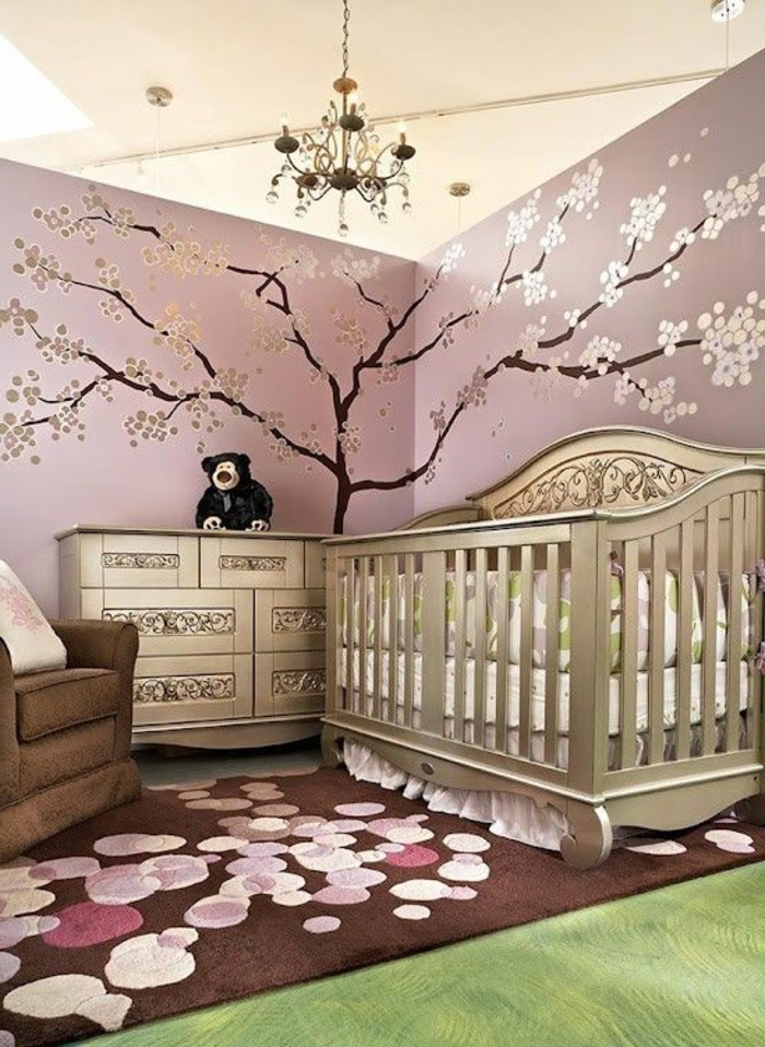 babyroom-dizajn-ljubičasto-pozadina-s-drvo-bemalung