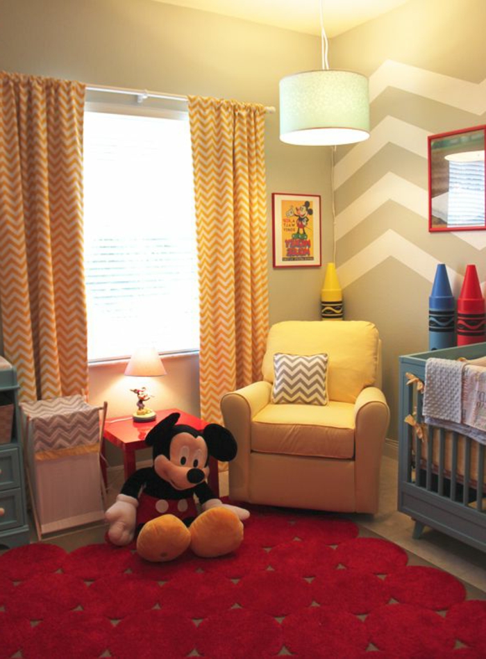 babyroom-dizajn-crveno-tepih-stolica