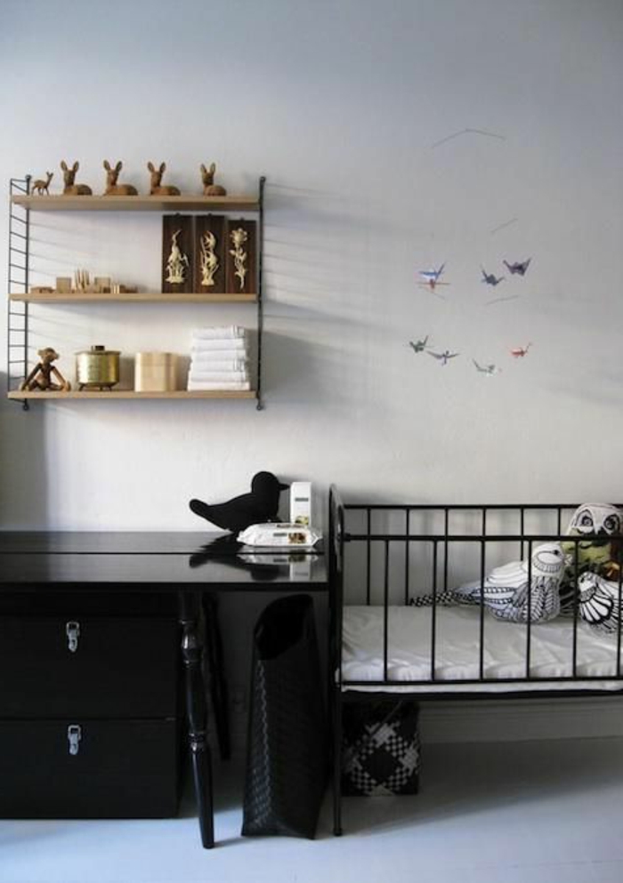 Babyroom-design-noir-tiroirs-next-the-lit bébé