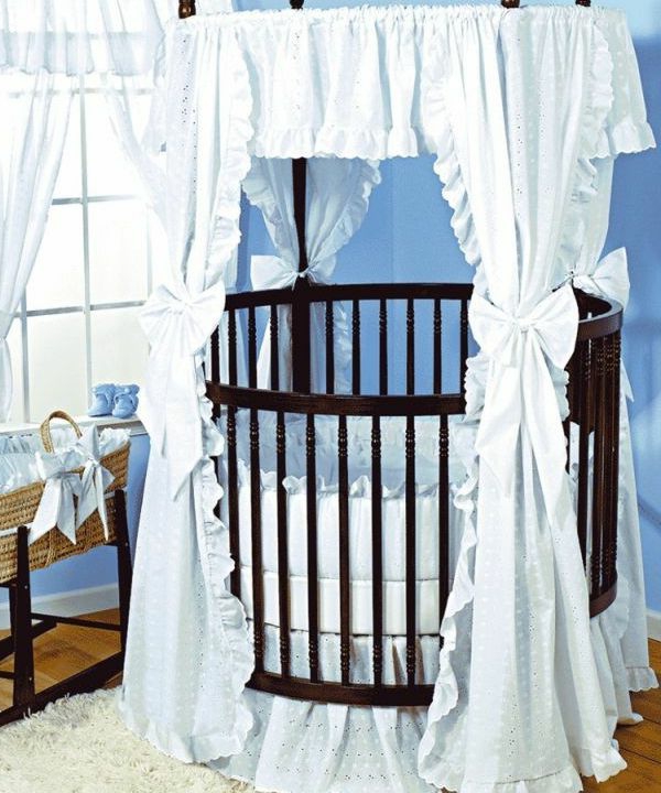chambre-de-bébé-lit-ronde-rideaux en blanc