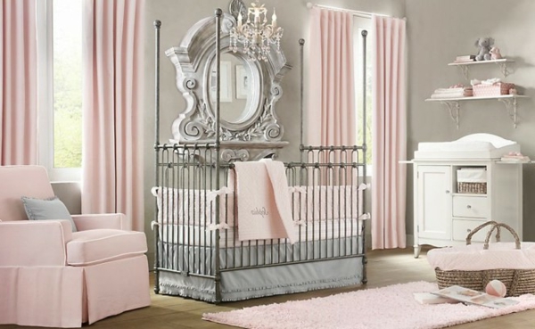Луксозно огледало и розово огледало в стаята за бебета