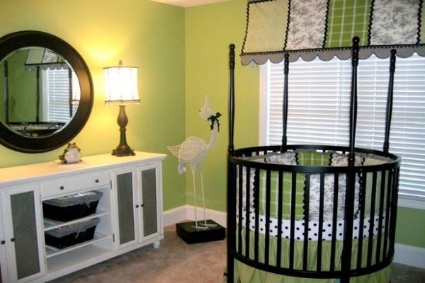 dječja soba-dizajn zelena zid-zid-dječji krevetić-ogledalo i svjetiljka