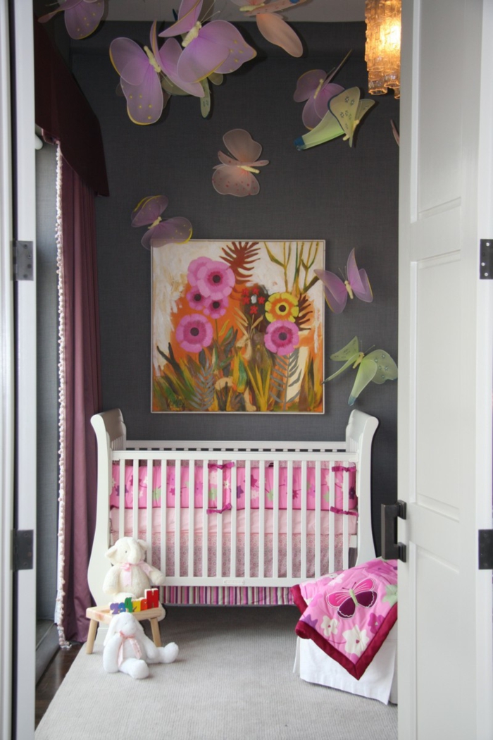 dječja soba siva ružičasto siva zid s ukrasnim slikama u velikim bojama ružičastog naranče puna životinja leptir