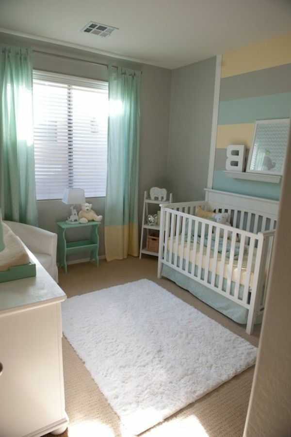 couleur turquoise et gris pour une petite chambre de bébé
