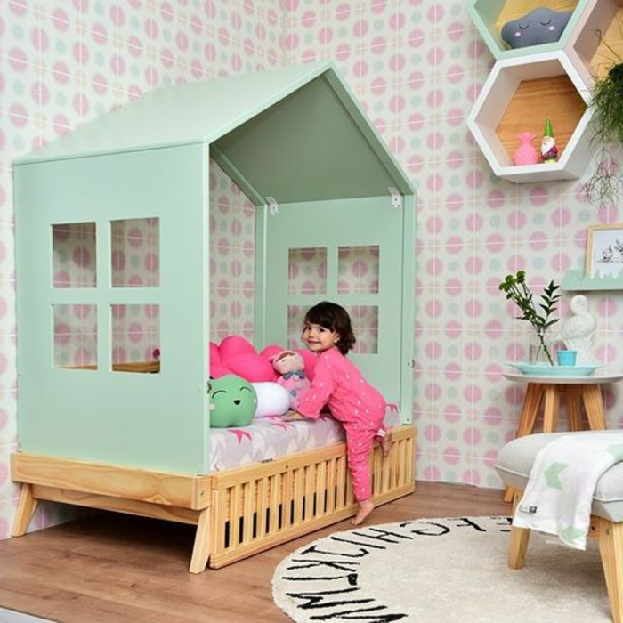 детска стая обзавеждане щастливо момиче малка къща в собствена стая легло идеи за дизайн розово пижама