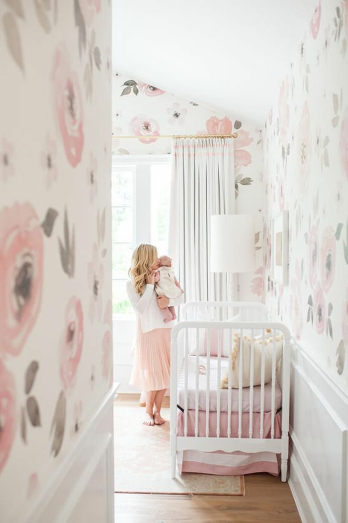 تصميم ديكور داخل الحضانة باللونين الأبيض والوردي والوردي والرمادي لزخرفة الجدار مع الطفل
