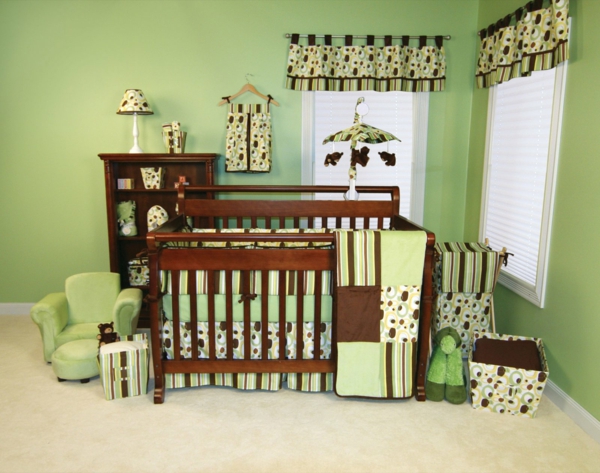 babyroom-mlada krevetić-na-drvo-zeleni zidovi