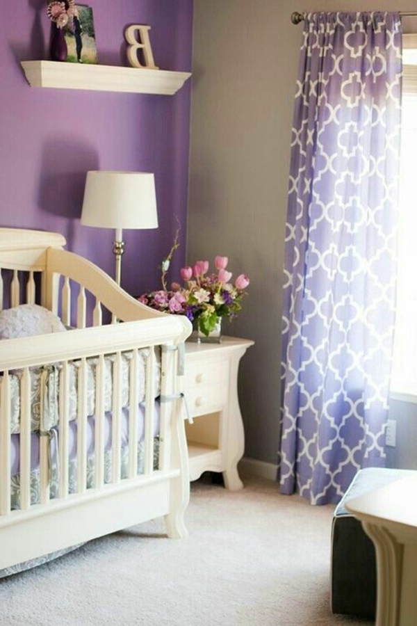 violetti verhot ja violetti seinämaali lastenhuoneessa