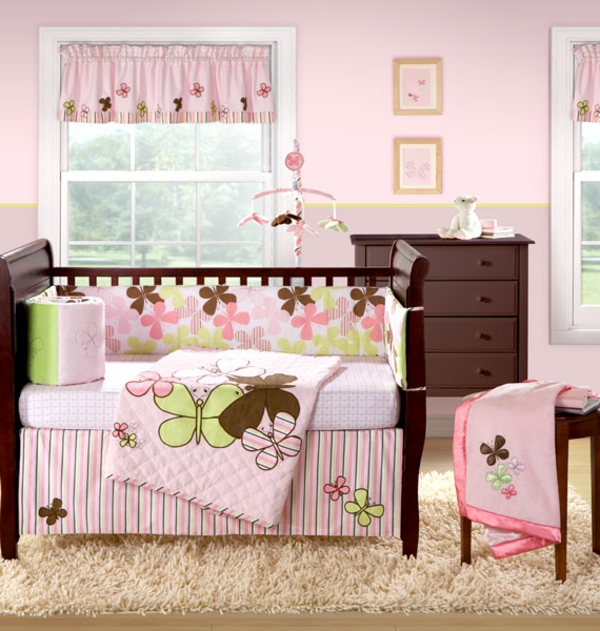 gabinetes de madera y color rosa para la habitación del bebé