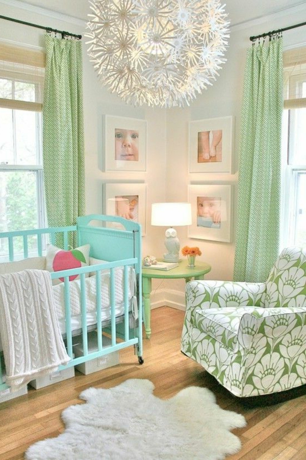 iso kattokruunu ja tuoreita kirkkaita värejä vauvan huoneessa