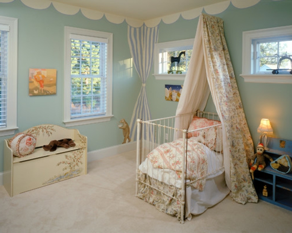 големи прозоречни завеси и ярки цветове в бебешката стая
