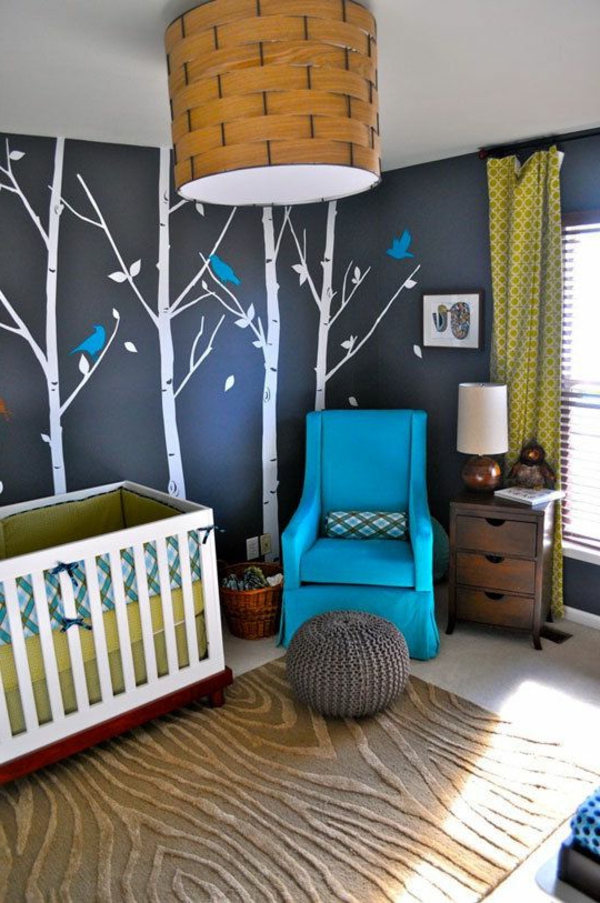 plantilla de pintor interesante en la pared en la habitación del bebé