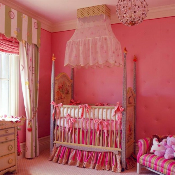 kaunis kattokruunu ja syklaami väri vauvan huoneeseen