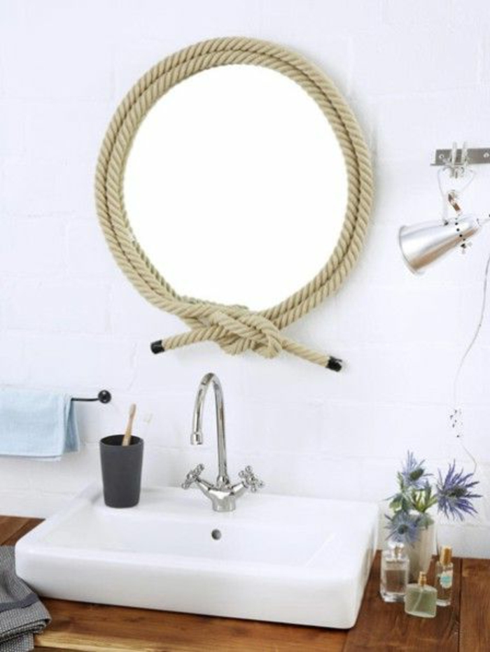 A fürdőszobai dekóc maga kerek tükröt, umwinckeln kötözőszalaggal
