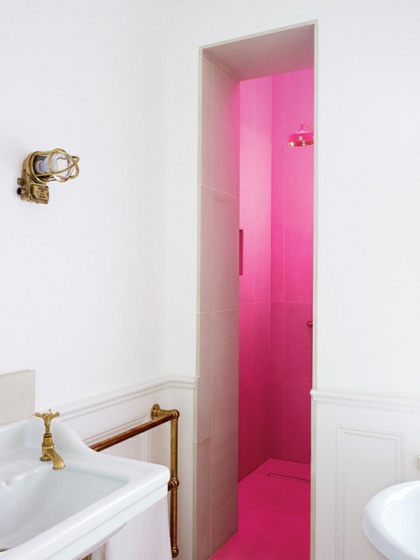 ružičasta tuš kabina u bijeloj kupaonici