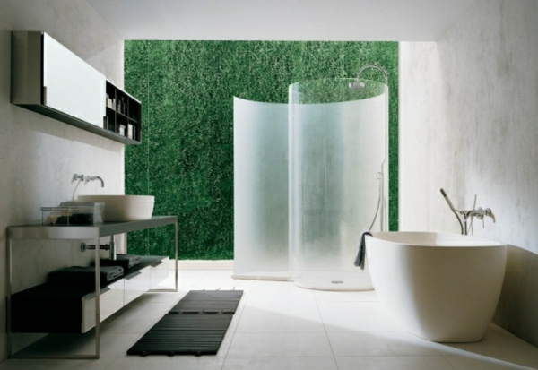 fürdőkád zuhanyzóval - fehér fürdőszoba és fű fal