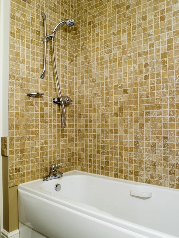 kupaonica s mozaičkim pločicama bež kade u bijeloj boji