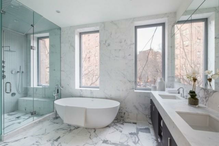 μπάνιο επίπλωση-ιδέες-μοντέρνα μπανιέρα-πολλά παράθυρα