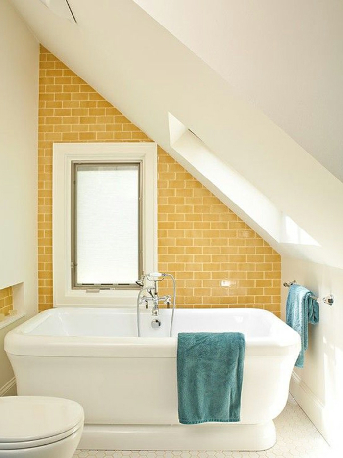 浴缸欠屋顶倾斜的黄墙超调