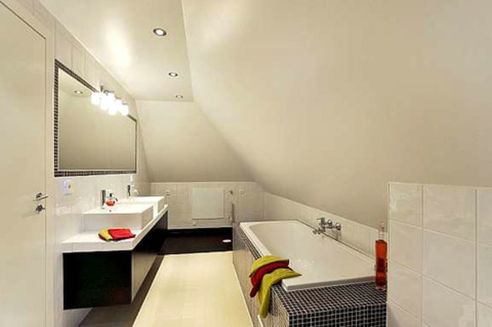 fürdőkád tető alatti ferde modern tükör