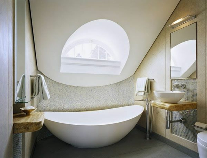 fürdőkád tető alatti ferde szép-ablak-és-érdekes formájú
