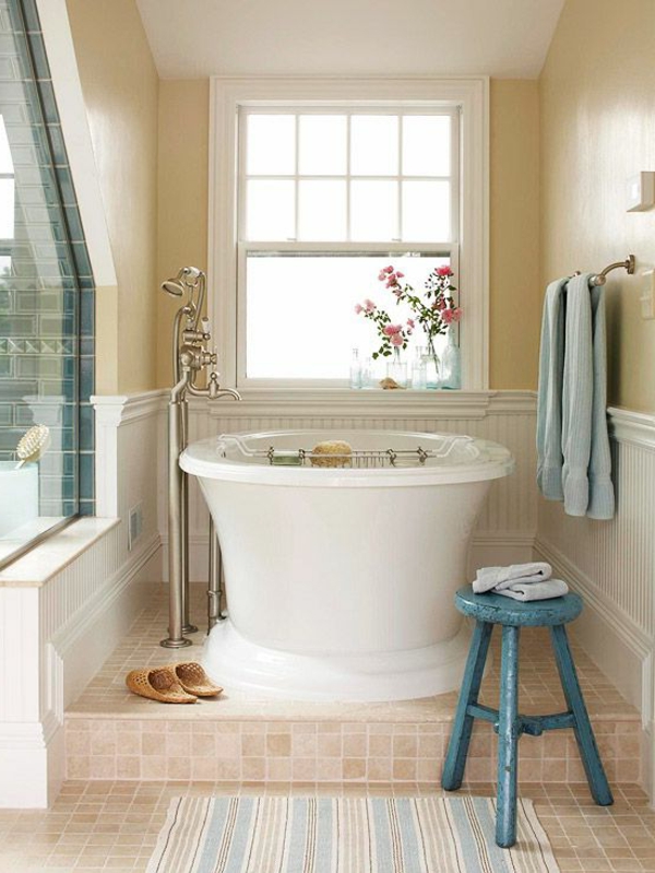 bañera con ducha en baño pequeño con esquema de color okra