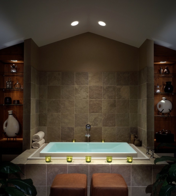 баня с вана и таванско осветление