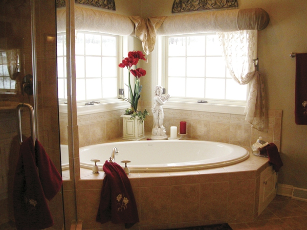 fürdőszoba-dekoráció-modern-fürdőszoba-ötletek - piros virágok