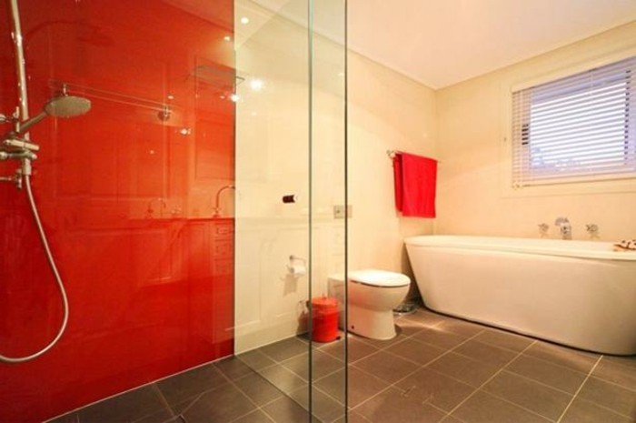 salle de bains-carreaux soulignent en couleur rouge