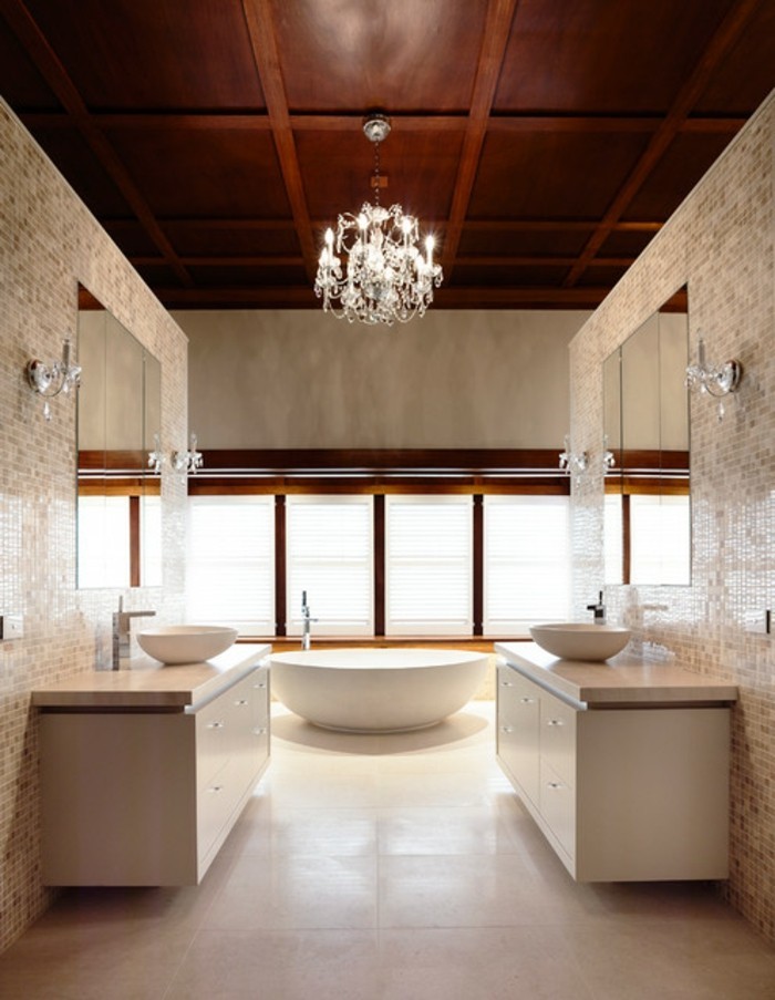 μπάνιο-design-ιδέες-ψηλοτάβανο δωμάτιο-κομψό-πολυέλαιος