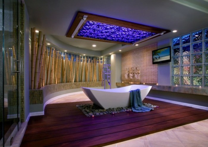 kupatilo-design-ideje Moderna samostojeća kupka-ljubičasta tepih-atraktivan dizajn