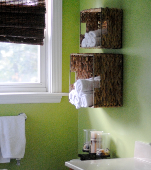 salle de bain-vert-couleur-original-étagères-pour les serviettes blanches