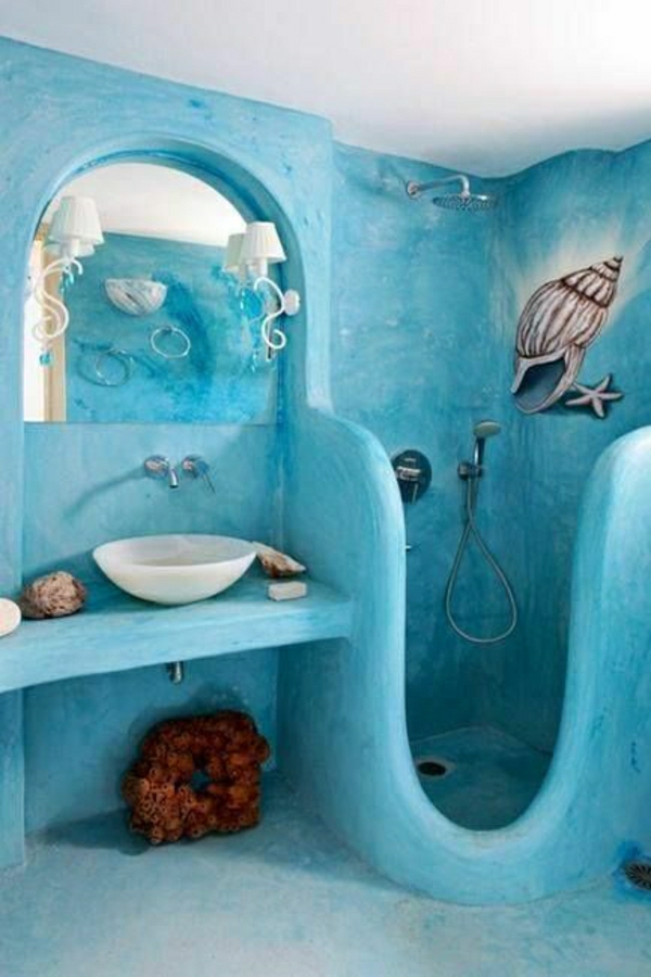 शावर के साथ बाथरूम के लिए रचनात्मक पोशाक और नीली दीवार फ़र्न