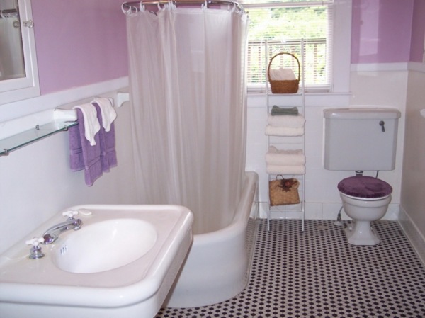 kupaonica ideja ljubičaste sheme boja - zavjese u bijelom