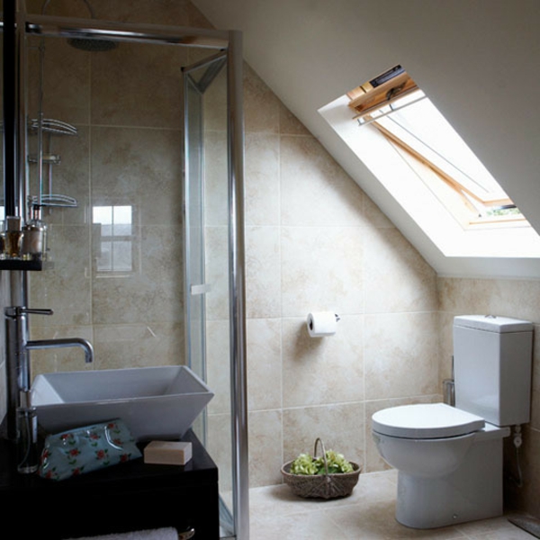 fürdőszoba-tetőtér-with-zuhany-és készlet-világos csempe-ben