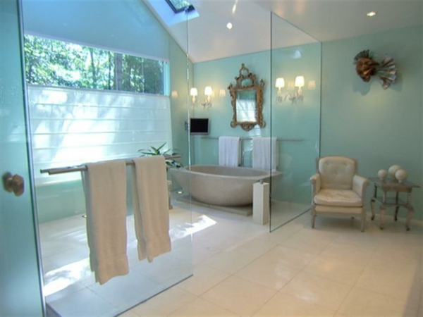 बाथरूम आंतरिक नीली दीवारों और सफेद में फर्श टाइल्स