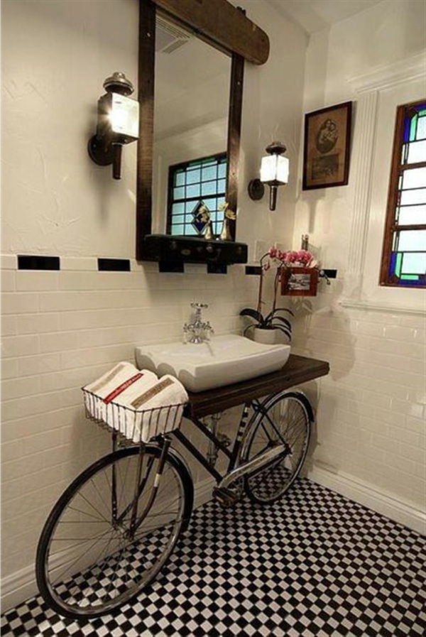 fürdőszoba-kreatív-tükör-kerékpár-lámpák a falon, tükör