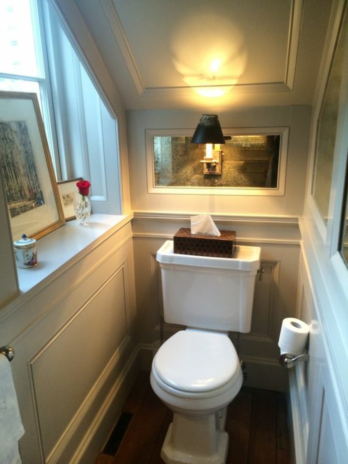 τουαλέτα στο σπιτάκι παράθυρο εσωτερική ξύλινη ξυλεία με διακόσμηση