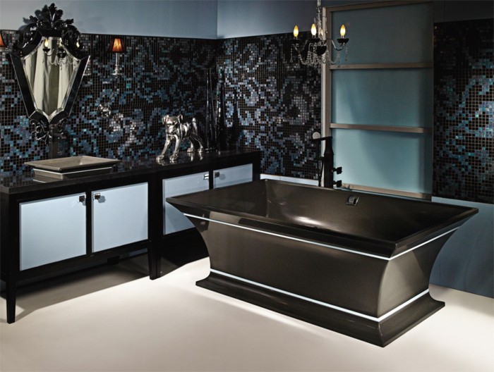 Баня с мозайка на стената, готическо огледало, черна вана, готическа украса - куче