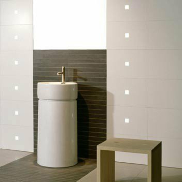 fürdőszoba LED csempe világítás fali akcentussal és egy fehér mosogatóval