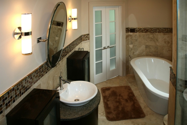 fürdőszoba-with-modern csempe-ausstatten- kerek tükör