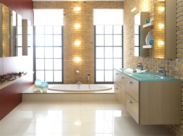 salle de bains-avec-moderne-mur-lumières-baignoire en blanc