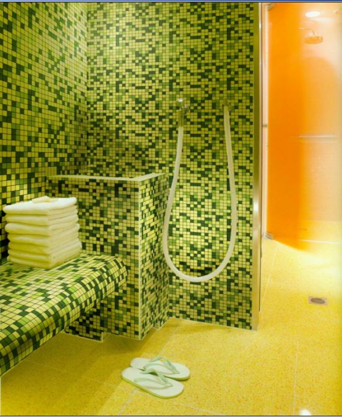μπάνιο-με-μωσαϊκό-πράσινο-πορτοκαλί-και-κίτρινο