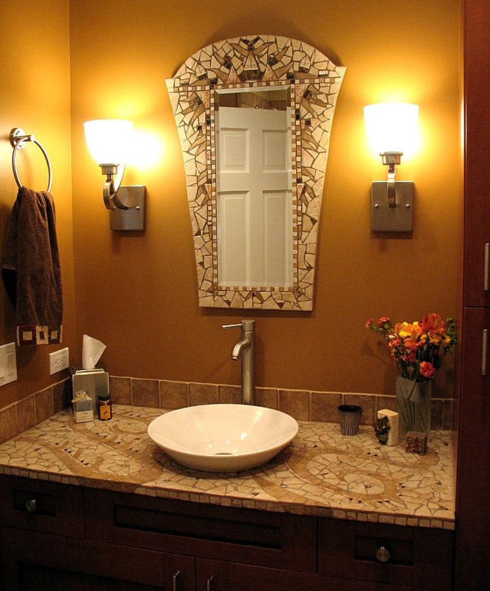 μπάνιο-με-όμορφο μωσαϊκό-καθρέφτη-και-δύο λαμπτήρες