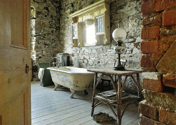 חדר אמבטיה וינטאג 'נראה קיר לבנים וחתיכות ישנות של רהיטים