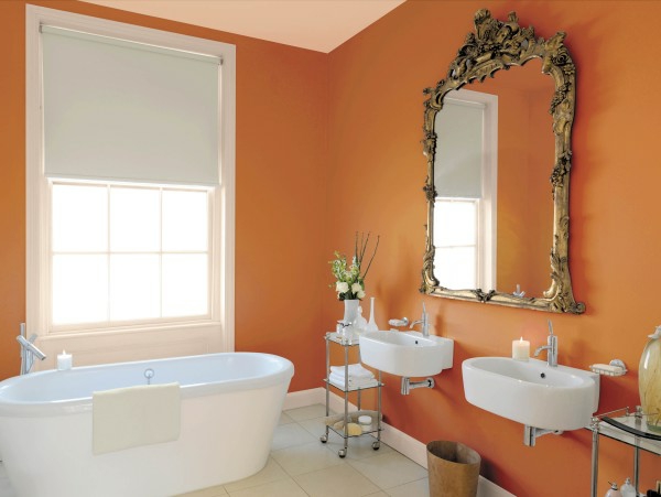 حمام مع اللون البرتقالي والجدران البيضاء نافذة