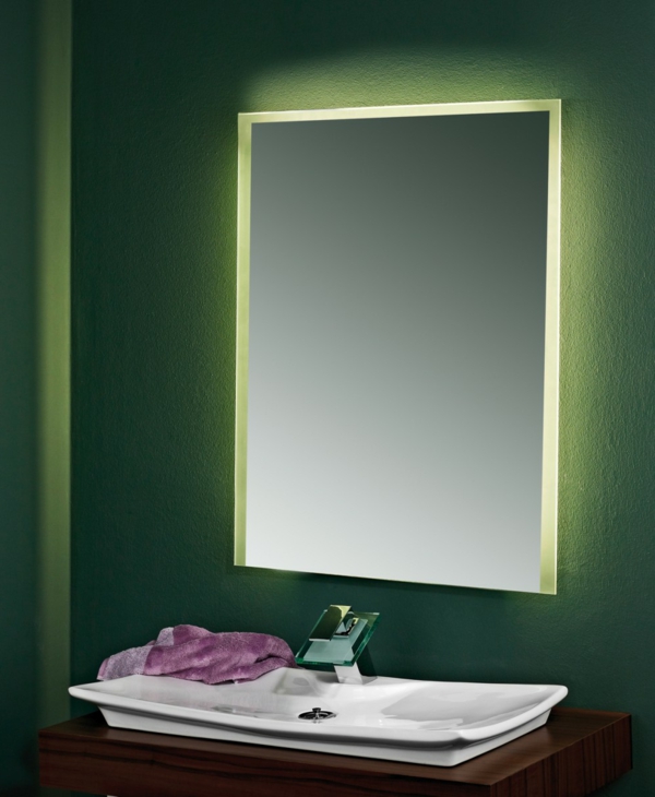 مرآة الحمام الحديثة ، مع الإضاءة التي تقودها - الضوء الأخضر