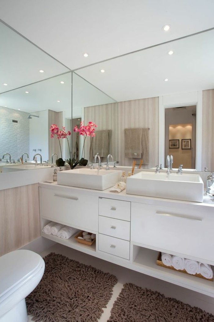 fürdőszoba tervezés-ötletek-álom Bader-fürdőszoba-with-sok-tükör-és rózsaszín virág, mint színes kiemelő