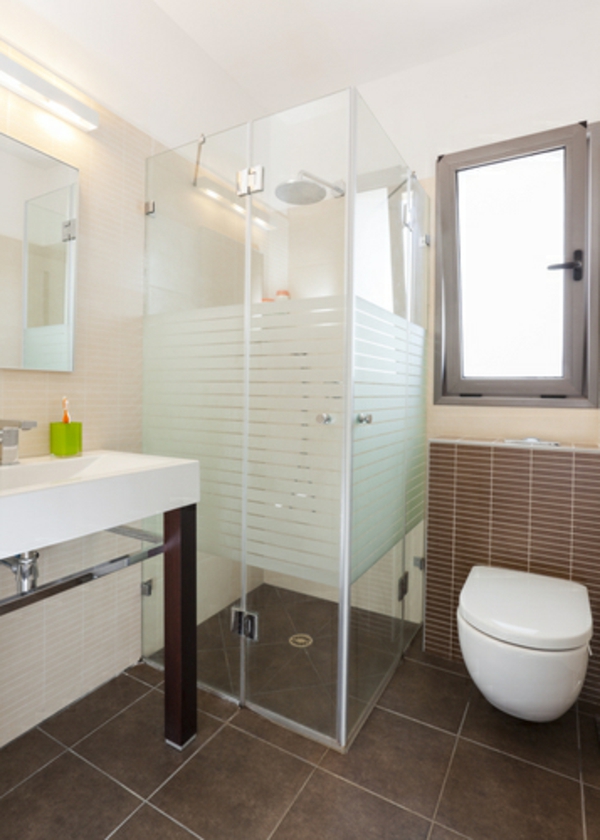 salle de bains innovante de planification par peu mal-avec-murs de lumière